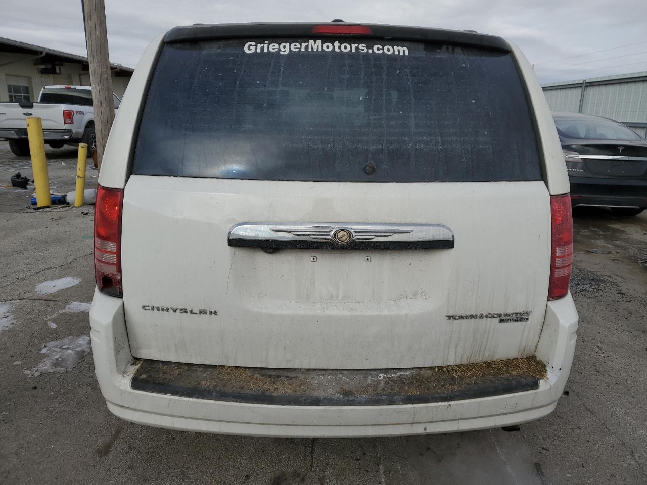 2010 Chrysler Town & Country - Image 6