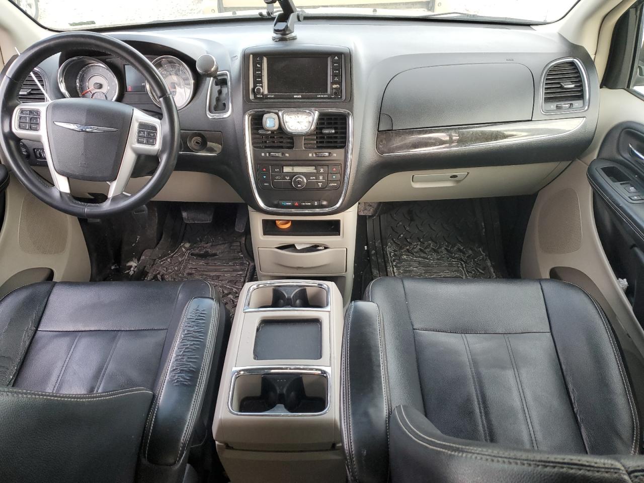 2016 Chrysler Town & Country - Image 8