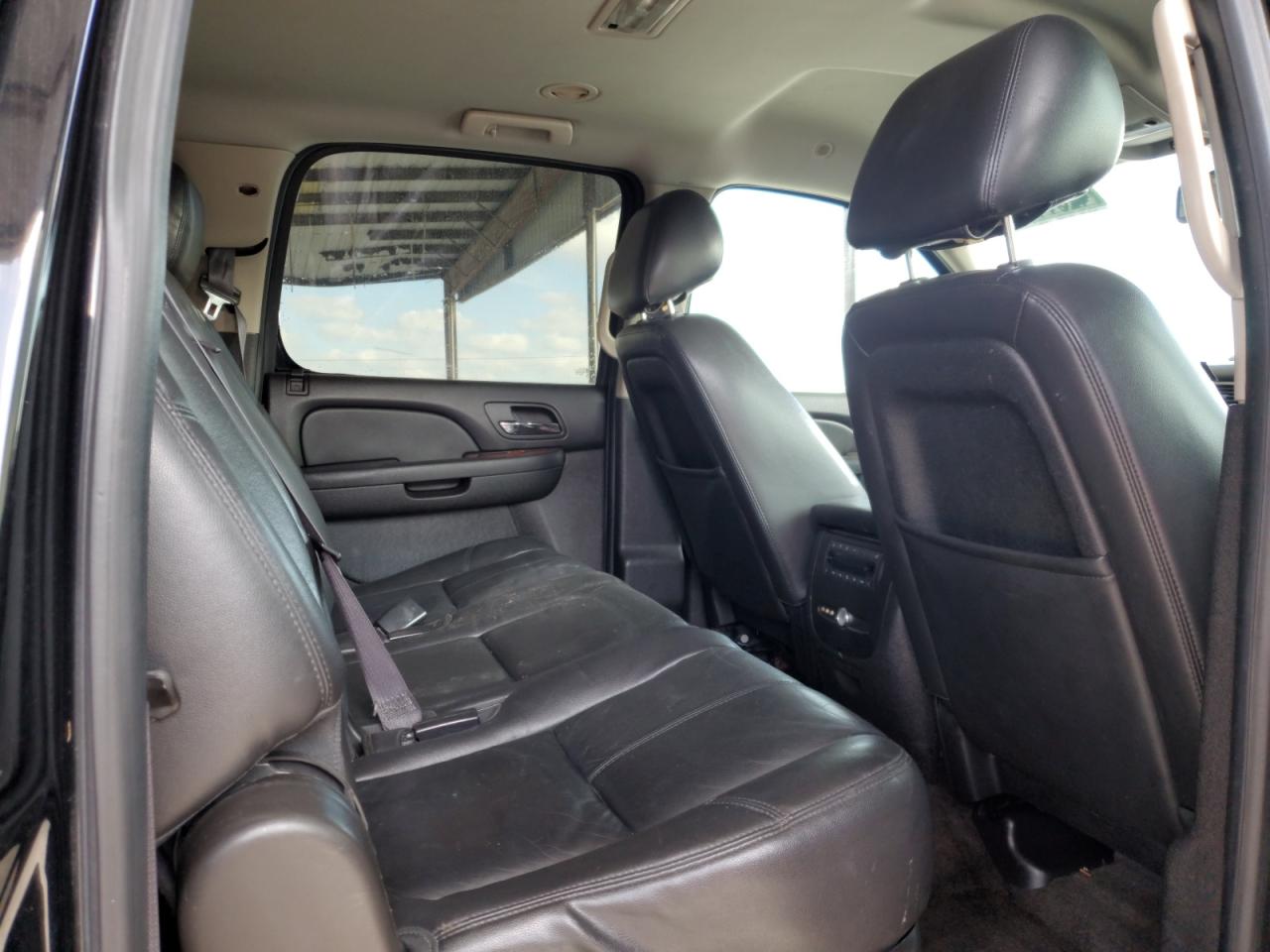 2014 Chevrolet Suburban - Image 11