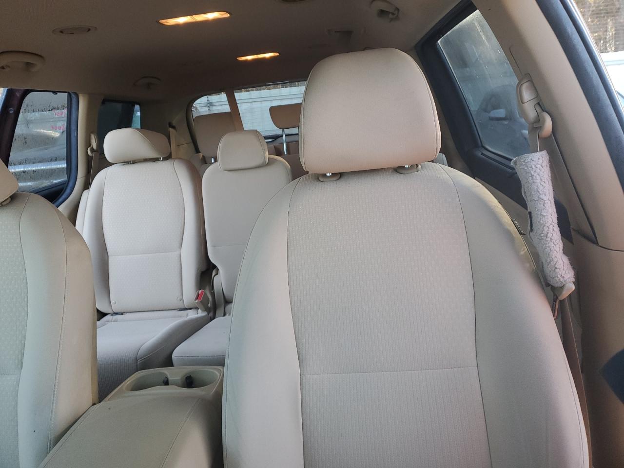 2016 Kia Sedona - Image 10