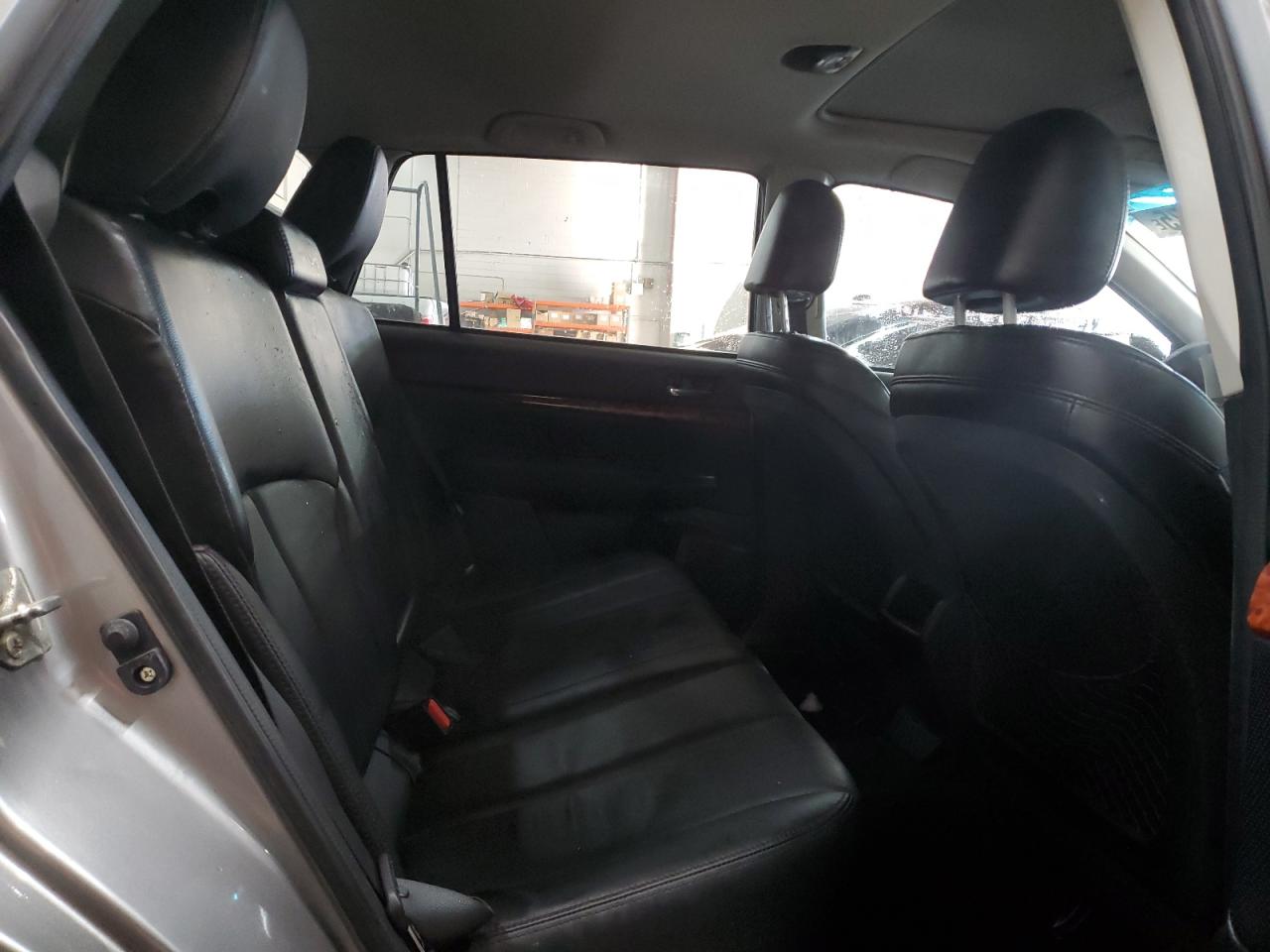 2011 Subaru Outback - Image 11