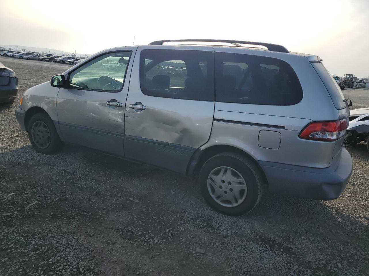 2003 Toyota Sienna - Image 2