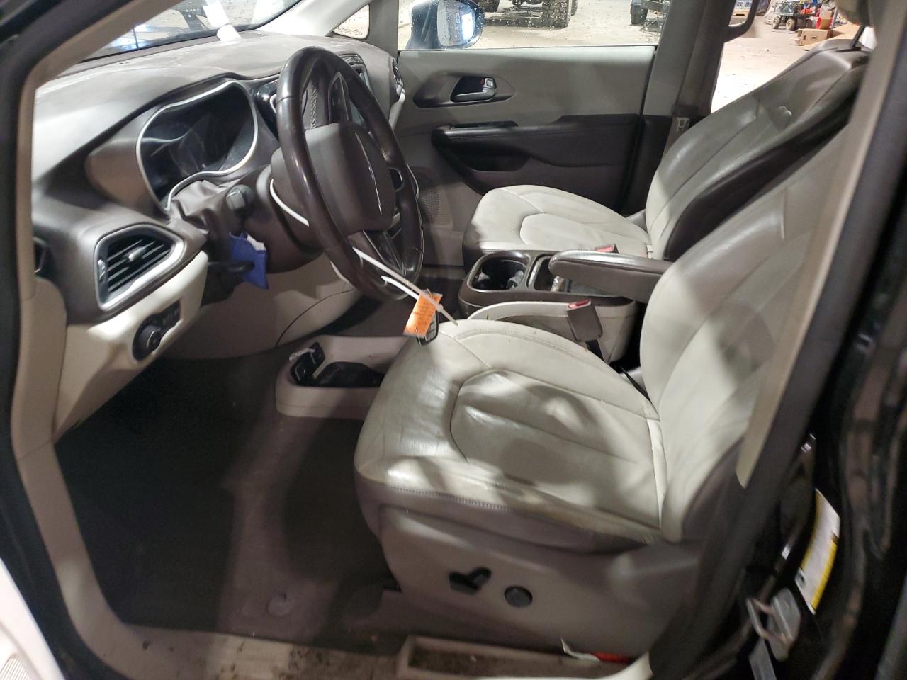2017 Chrysler Pacifica - Image 7