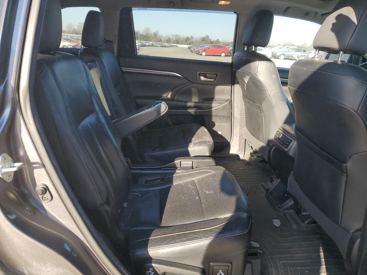 2015 Toyota Highlander - Image 12