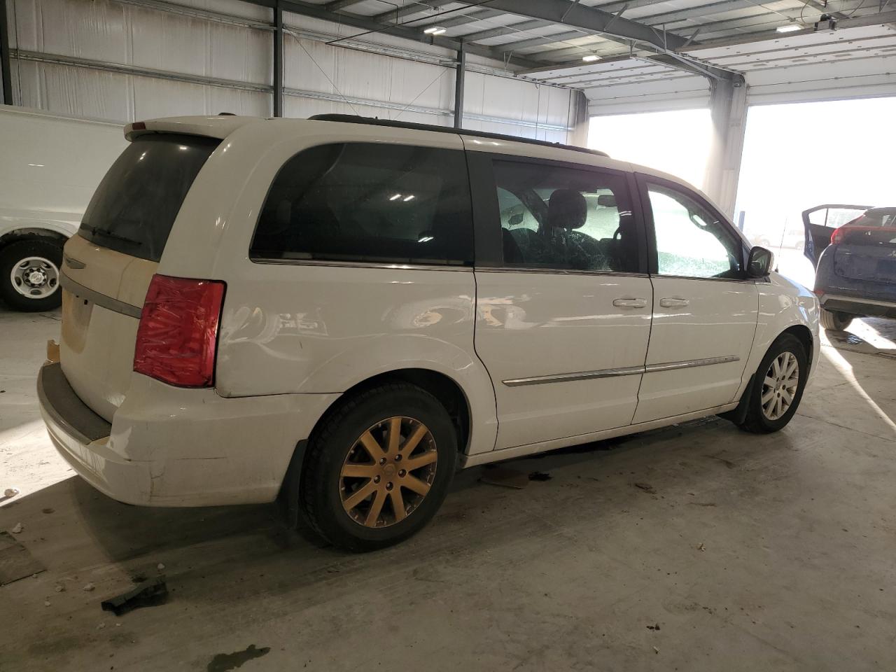 2016 Chrysler Town & Country - Image 3