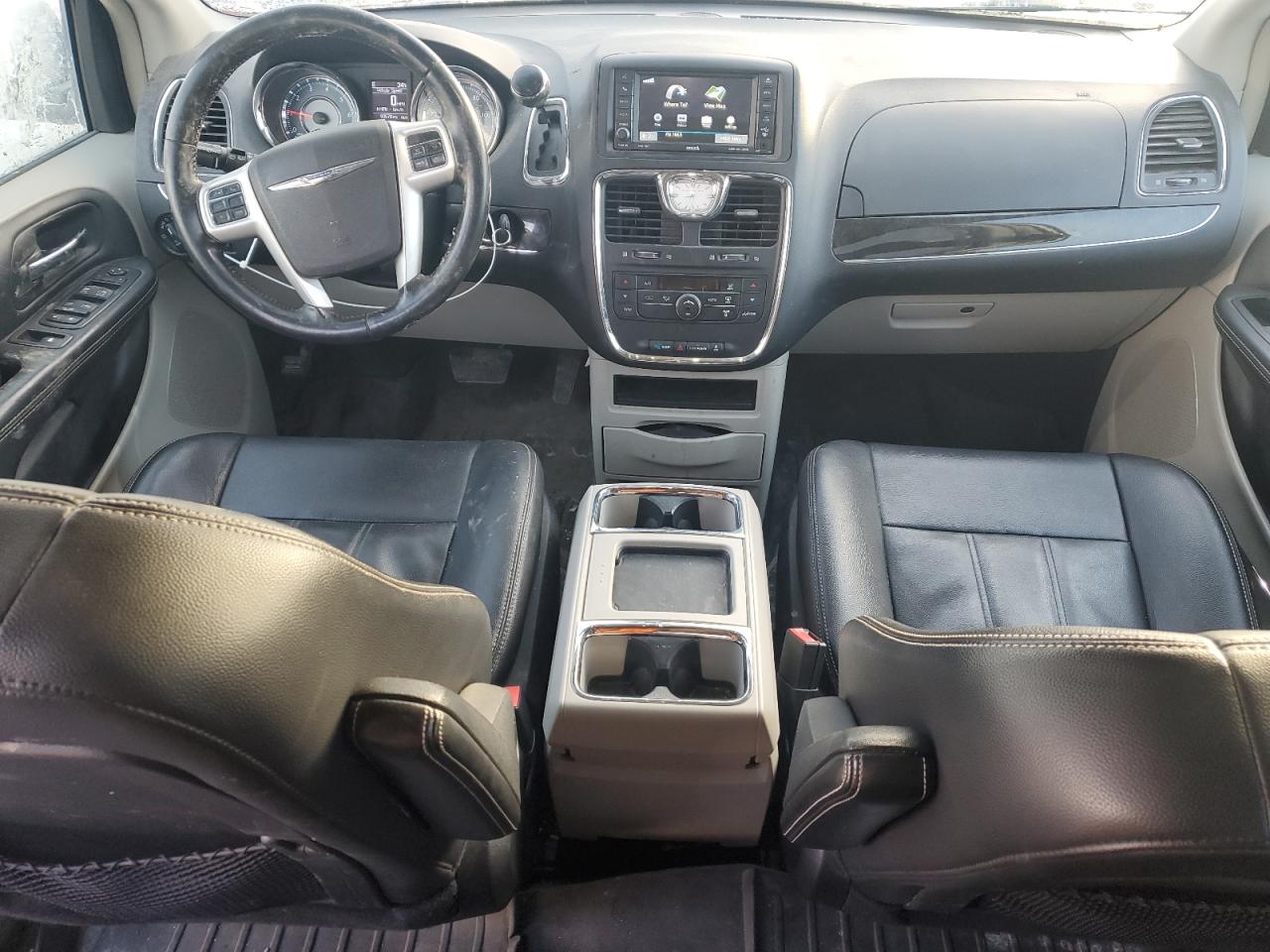 2015 Chrysler Town & Country - Image 8