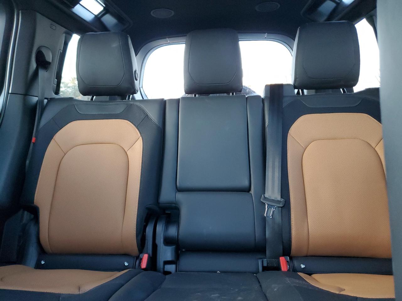 2023 Land Rover Defender - Image 10