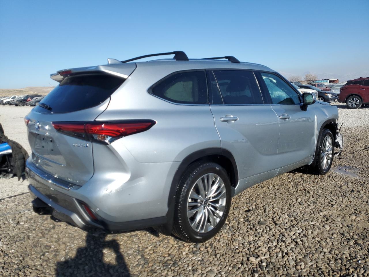 2022 Toyota Highlander - Image 3