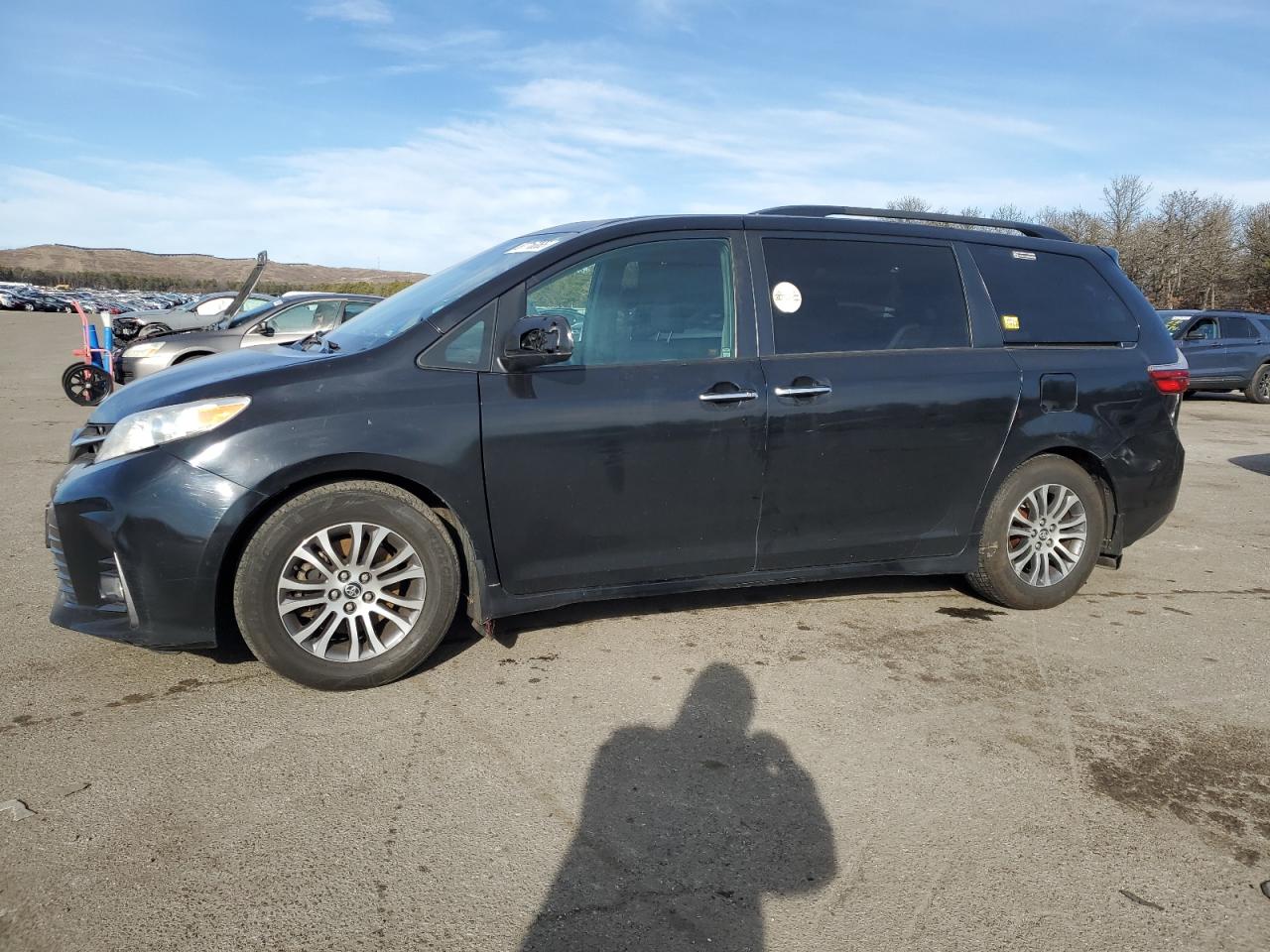 2018 Toyota Sienna Xle for Sale in Brookhaven, NY - Side