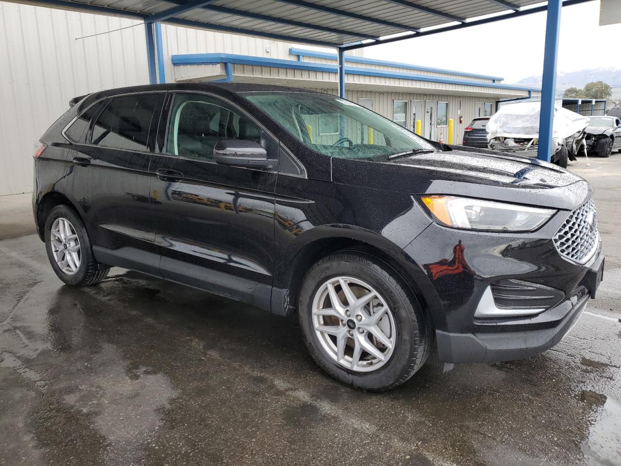 2023 Ford Edge - Image 4