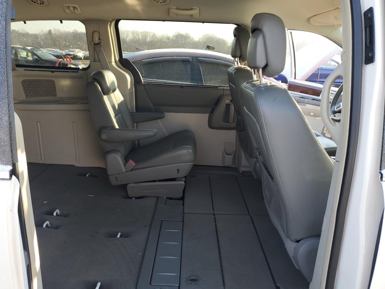 2010 Chrysler Town & Country - Image 11