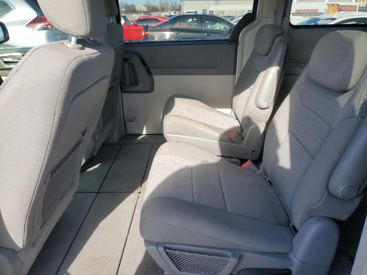 2009 Chrysler Town & Country - Image 12