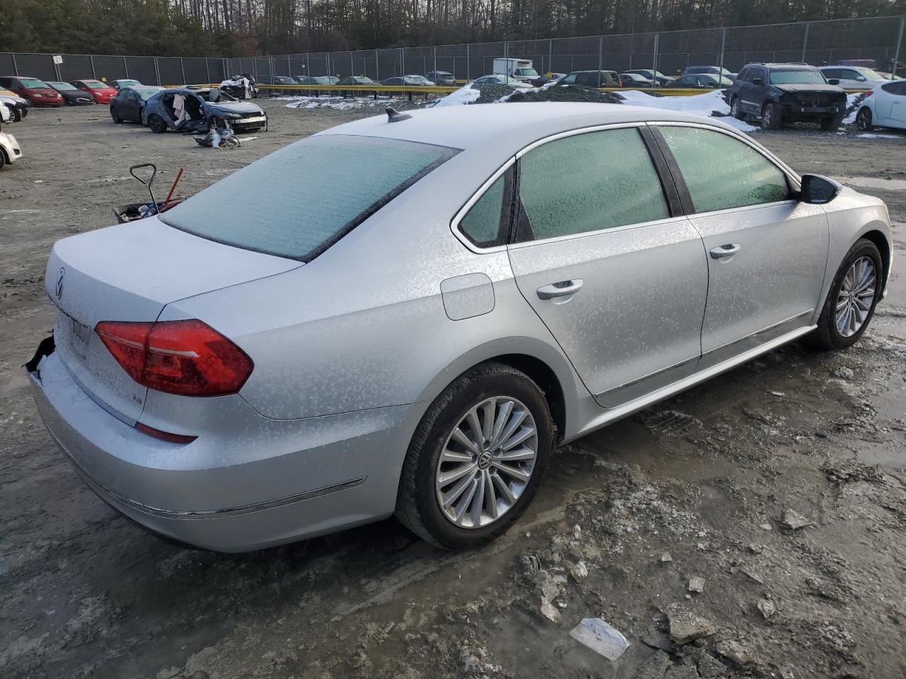 2016 Volkswagen Passat - Image 3