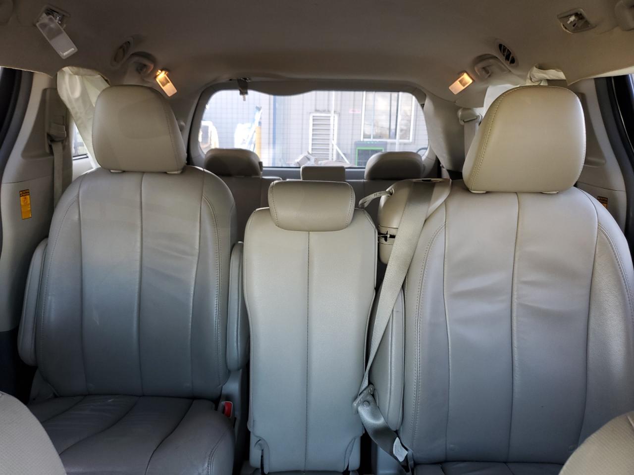 2014 Toyota Sienna - Image 10