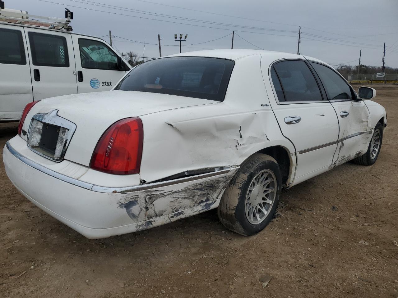 2001 Lincoln Town Car - Image 3
