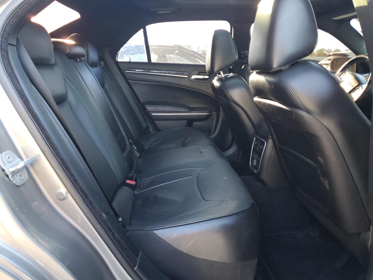 2014 Chrysler 300 - Image 10