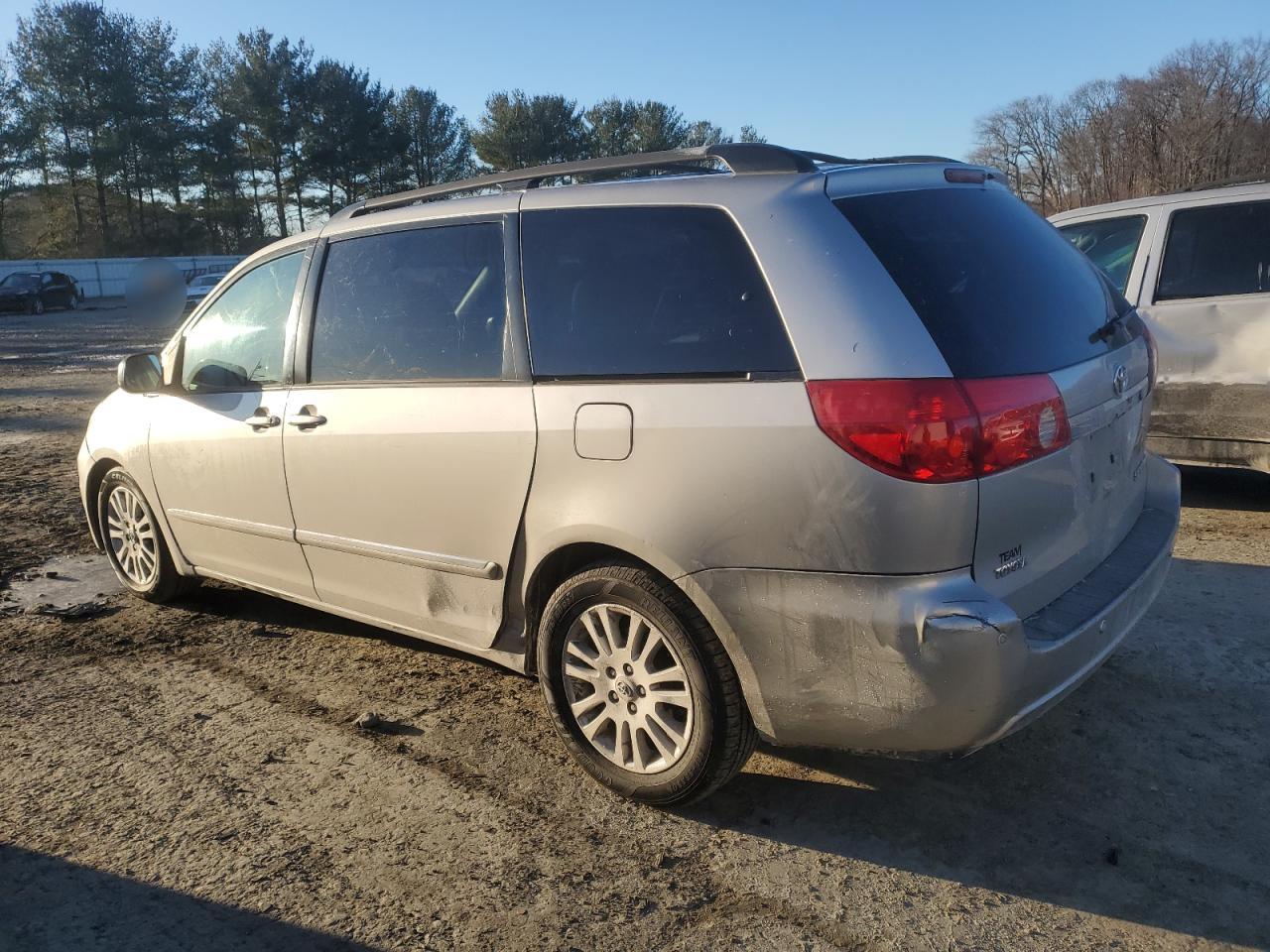 2009 Toyota Sienna - Image 2
