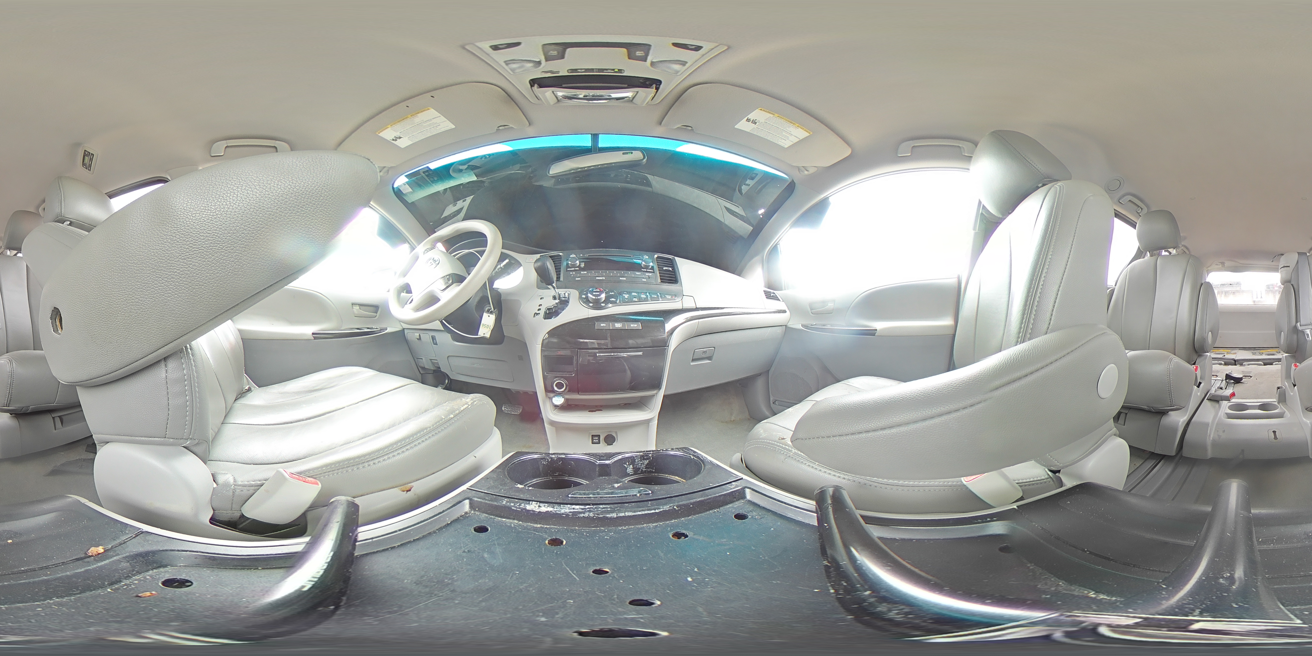 2013 Toyota Sienna - Image 16