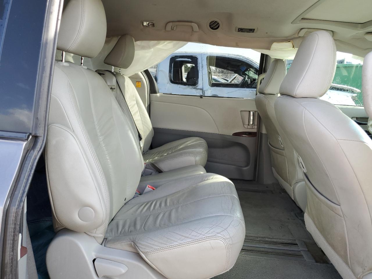2011 Toyota Sienna - Image 11