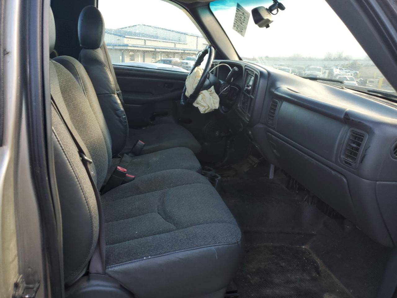 2003 Chevrolet Silverado - Image 10