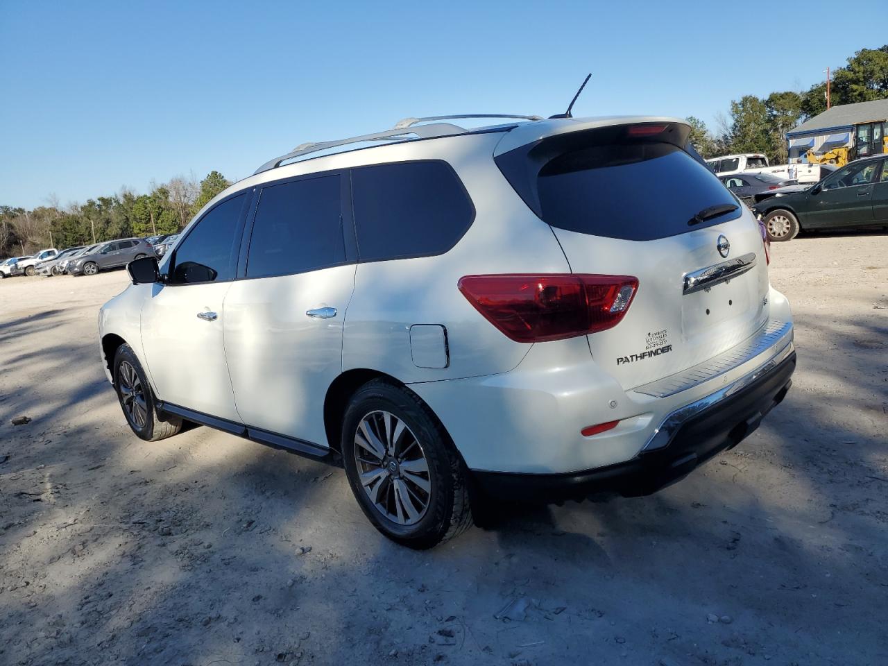 VIN 5N1DR2MN3HC628021 2017 NISSAN PATHFINDER no.2