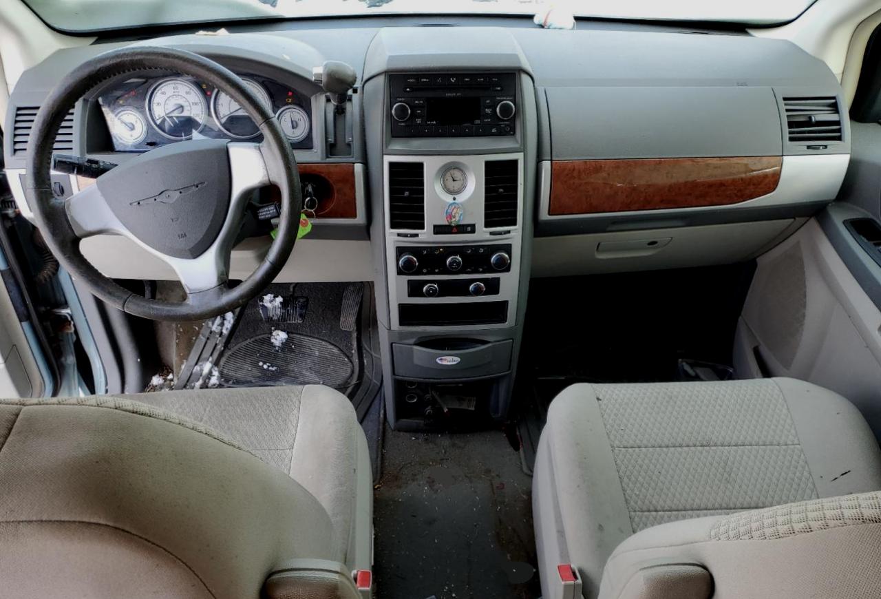 2009 Chrysler Town & Country - Image 8