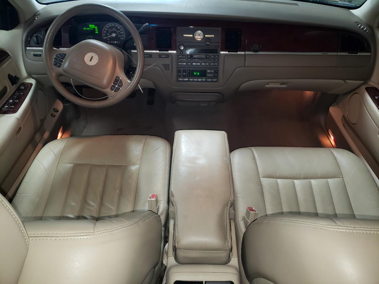 2004 Lincoln Town Car - Image 8