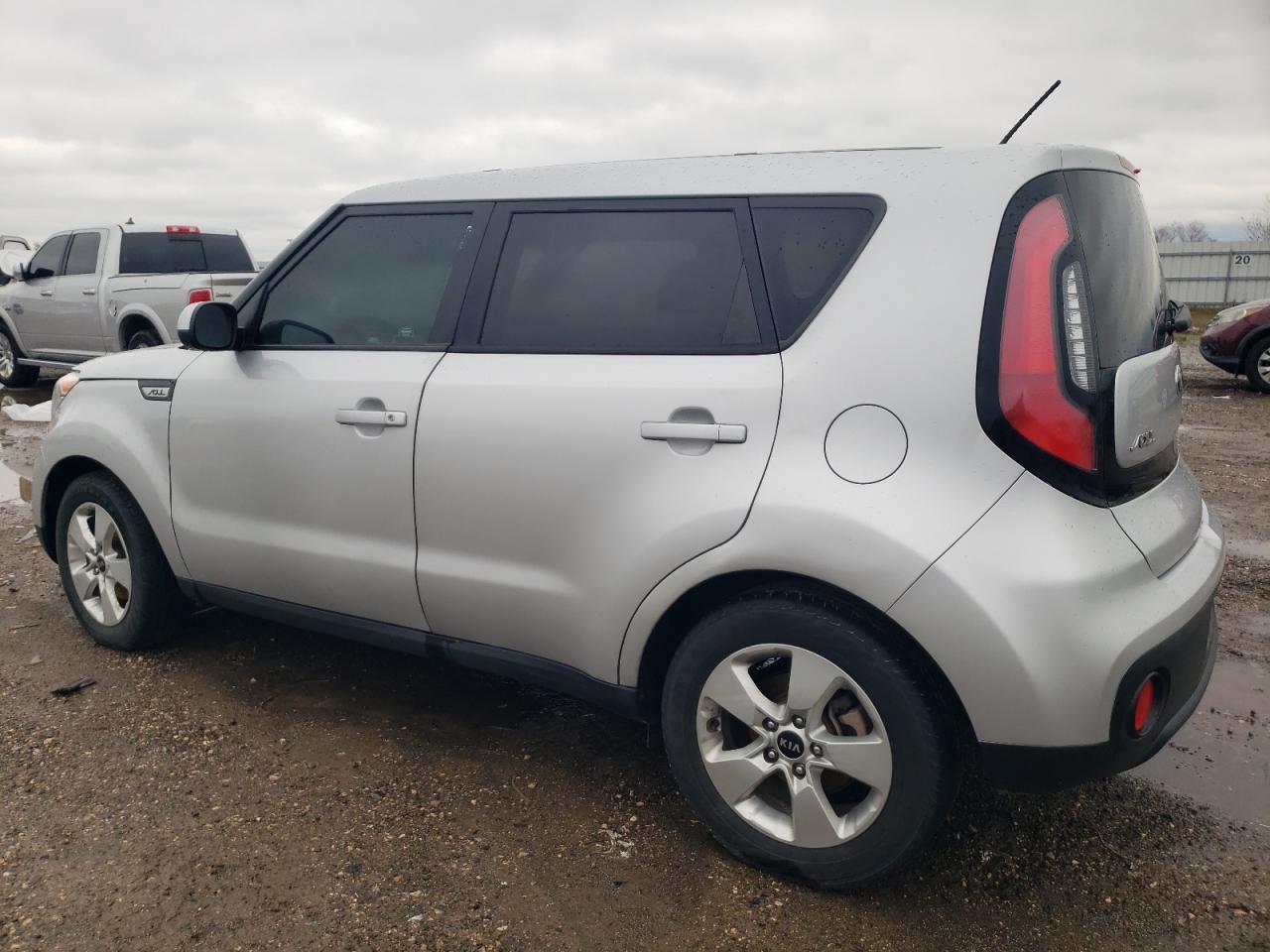 VIN KNDJN2A20J7546887 2018 KIA SOUL no.2