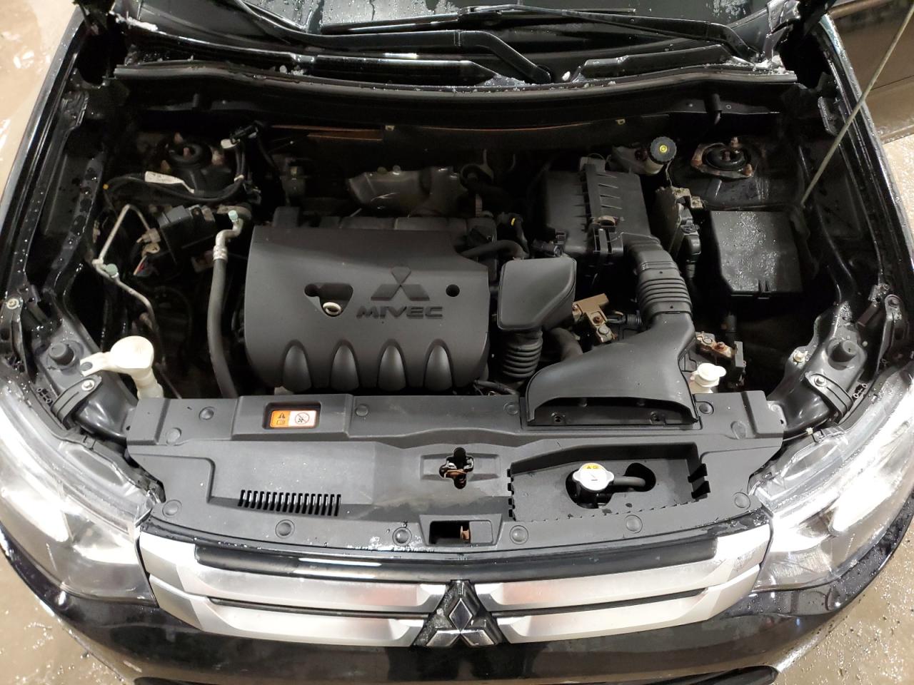 2015 Mitsubishi Outlander - Image 12
