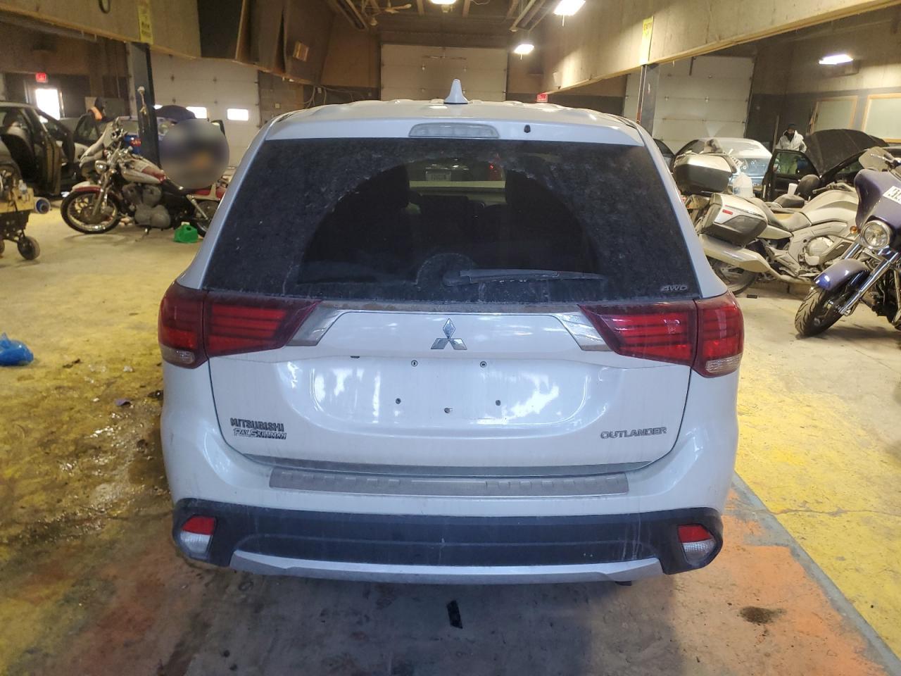2017 Mitsubishi Outlander - Image 6