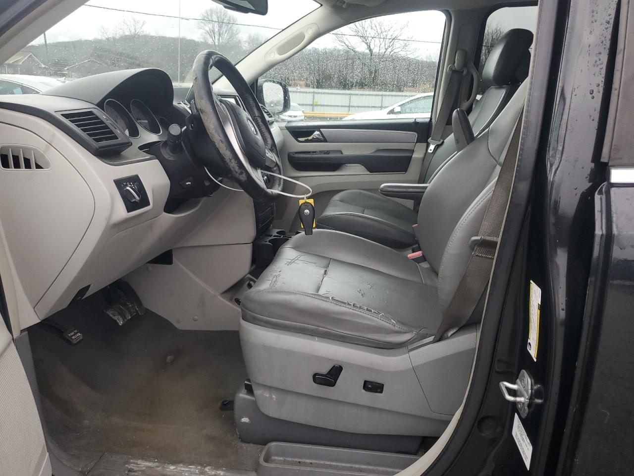 2012 Volkswagen Routan - Image 7