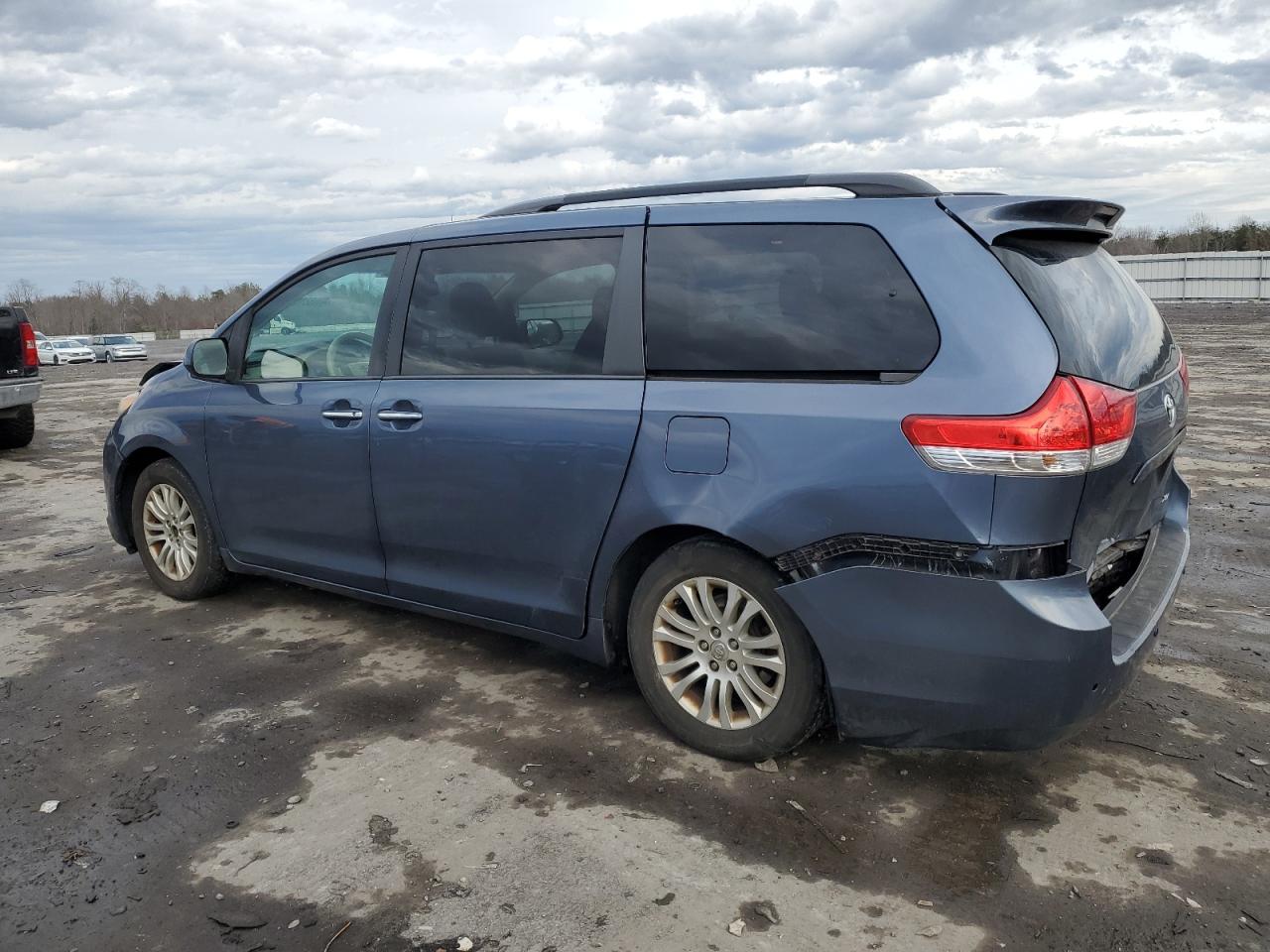 2013 Toyota Sienna - Image 2