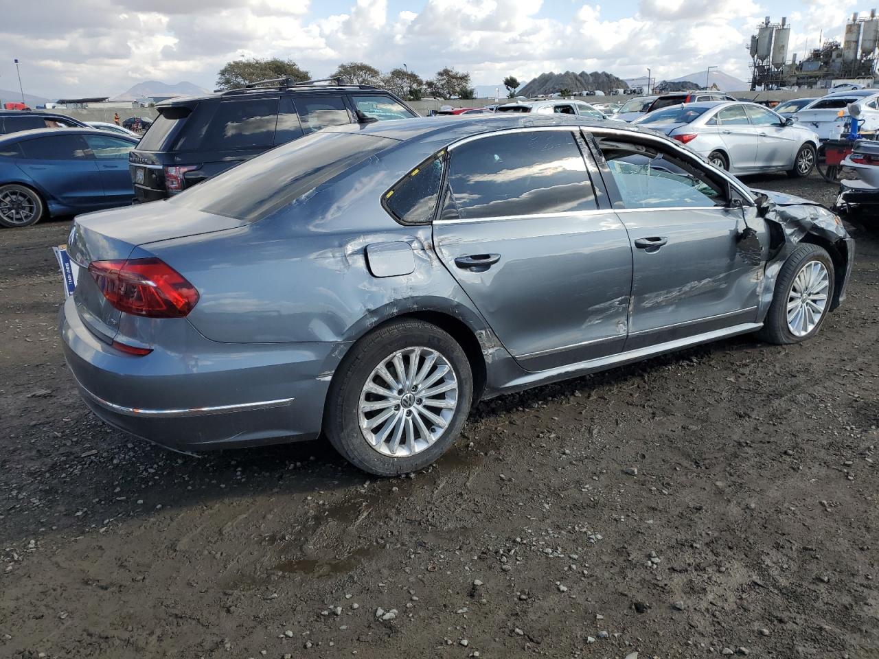 2017 Volkswagen Passat - Image 3