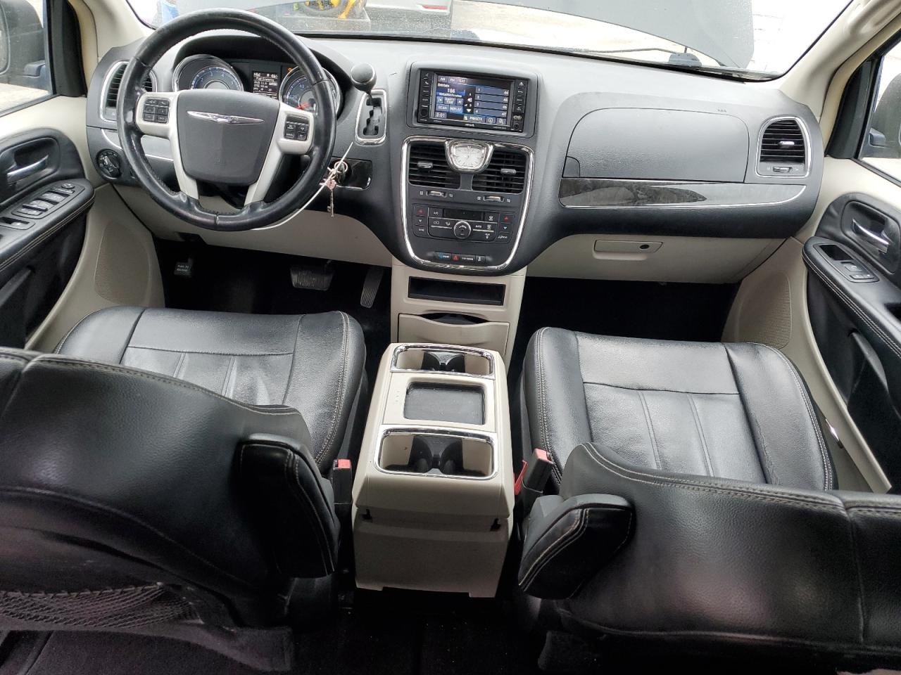 2014 Chrysler Town & Country - Image 8