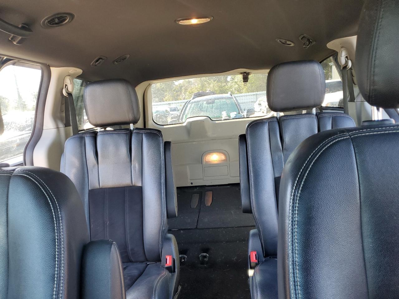 2017 Dodge Caravan - Image 10