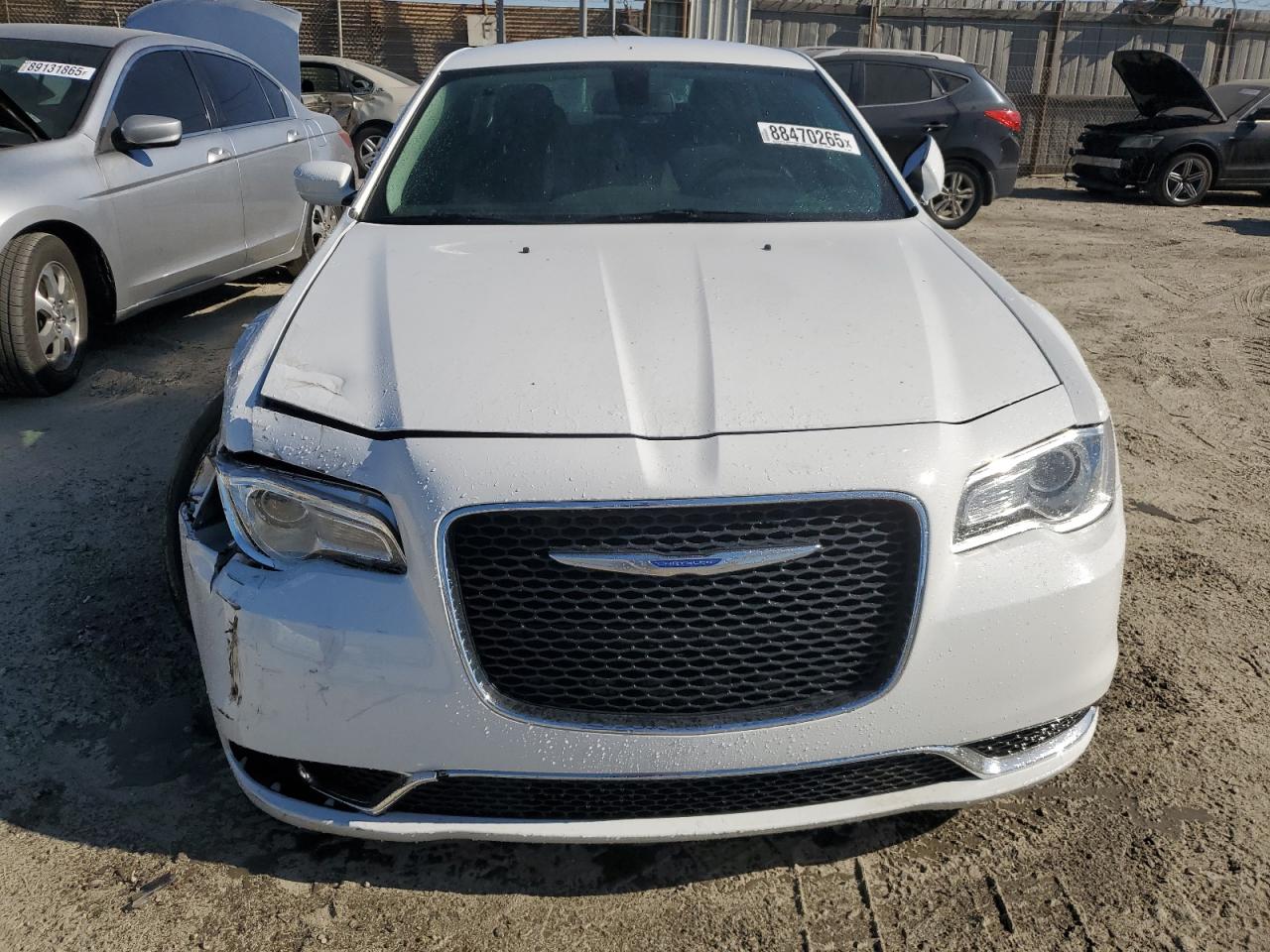 2018 Chrysler 300 - Image 5