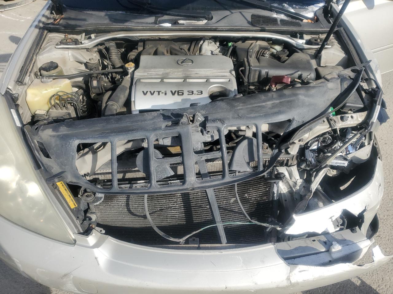 2004 Lexus ES - Image 13