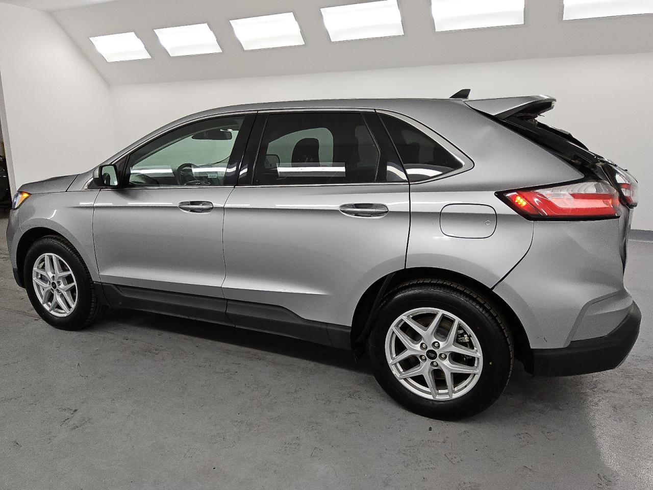 2023 Ford Edge - Image 2