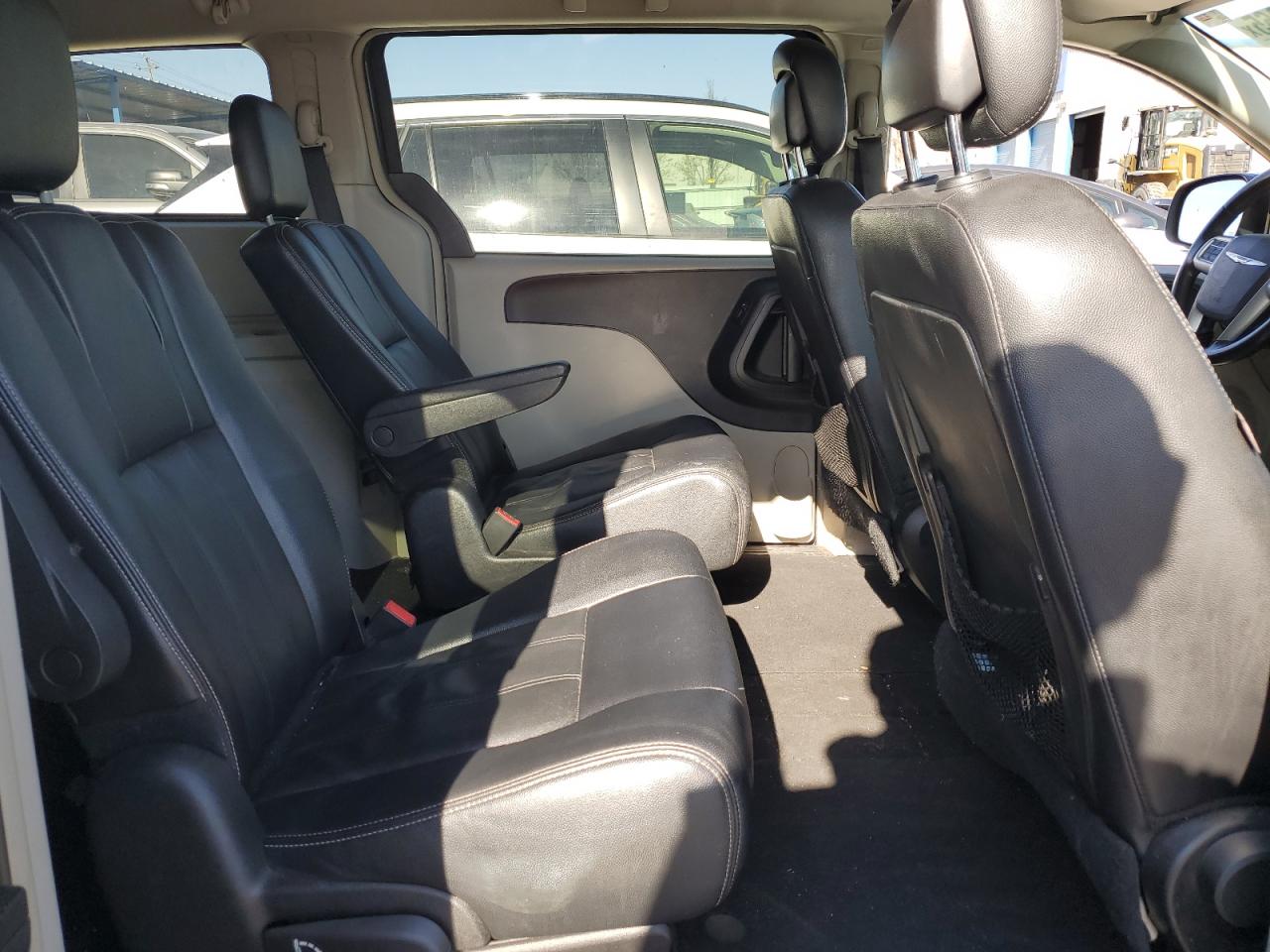 2016 Chrysler Town & Country - Image 11