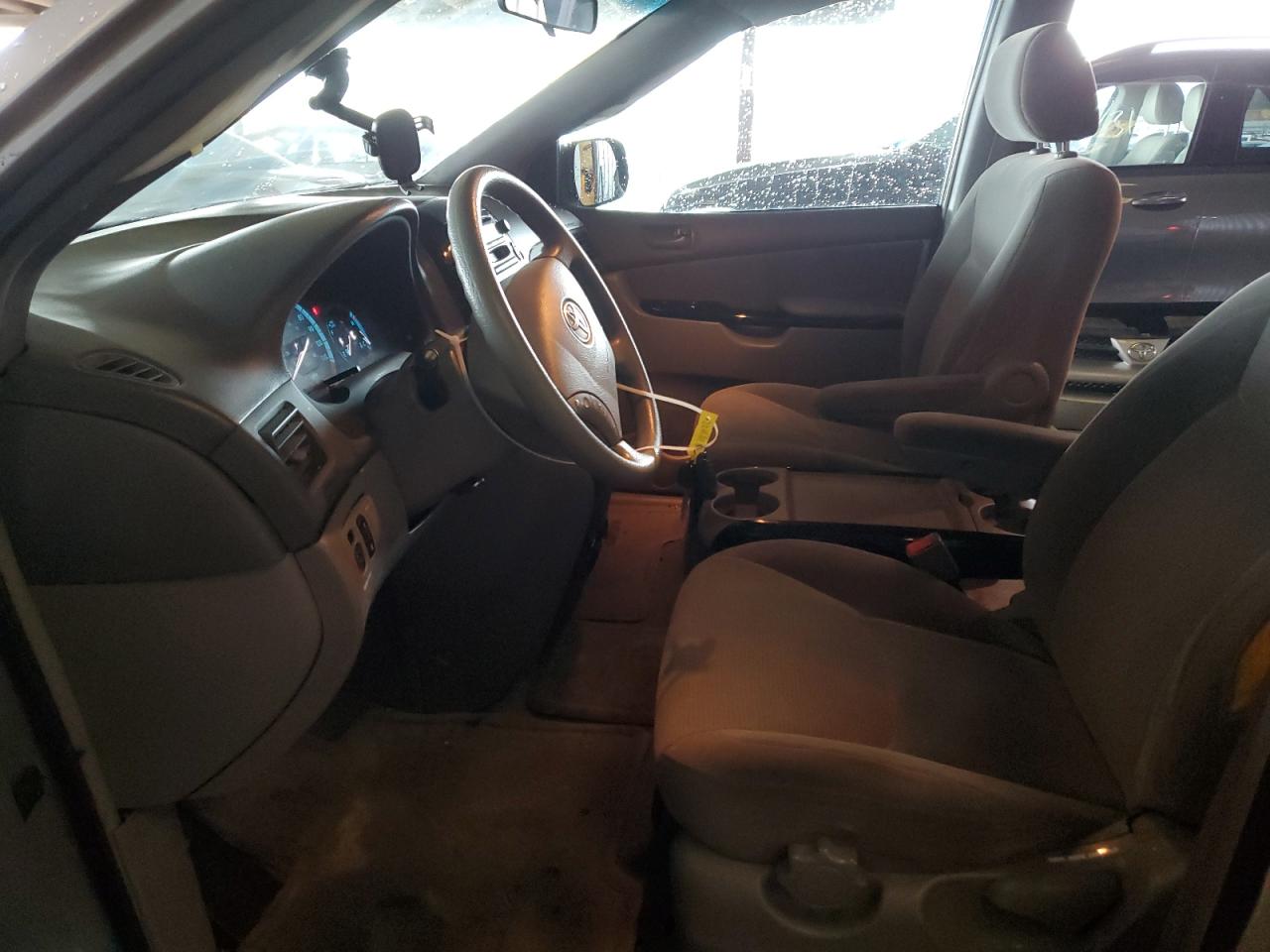 2004 Toyota Sienna - Image 7