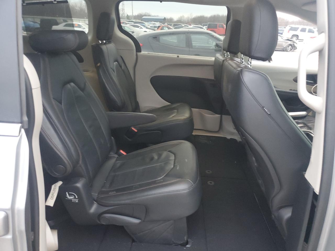 2019 Chrysler Pacifica - Image 11