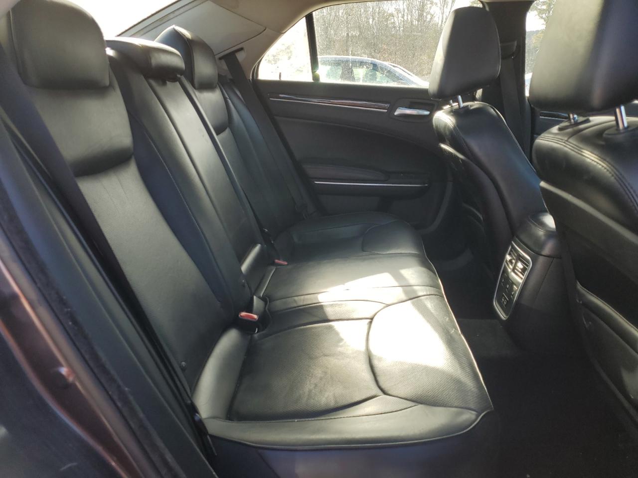 2015 Chrysler 300 - Image 10