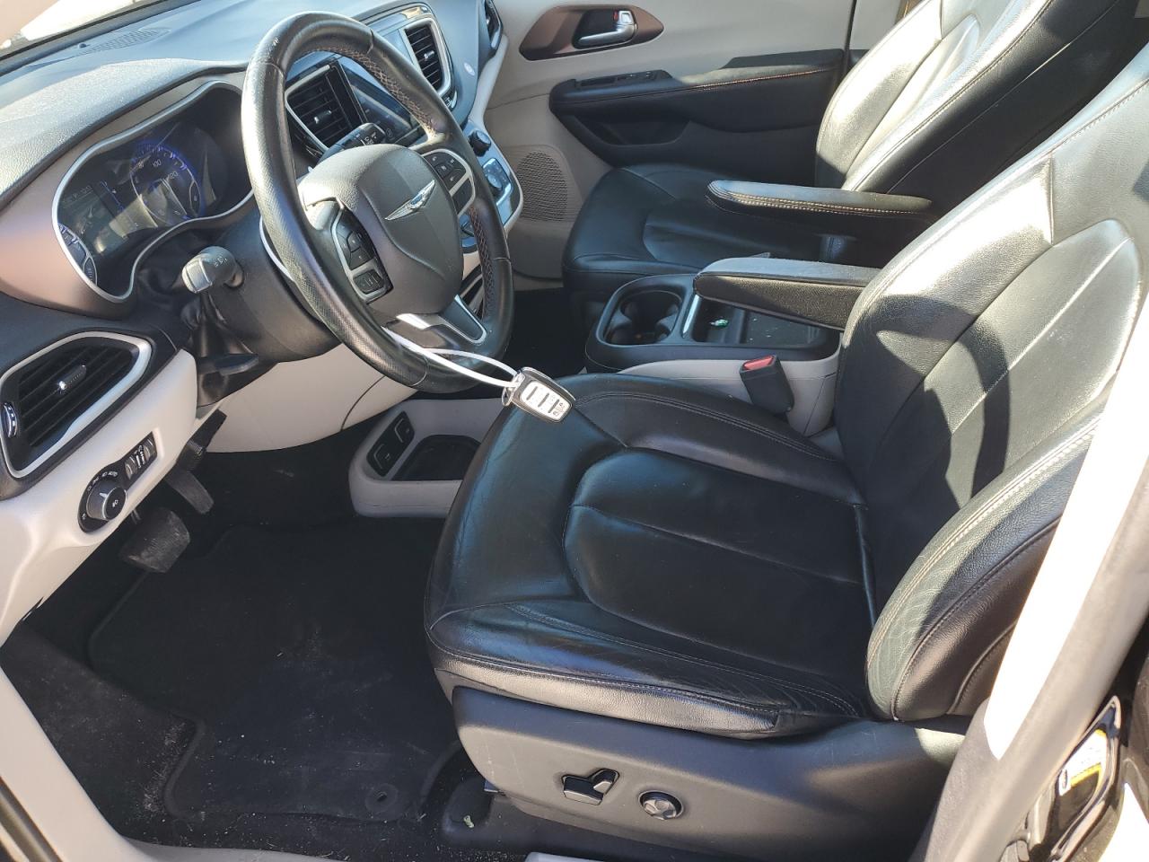 2017 Chrysler Pacifica - Image 7