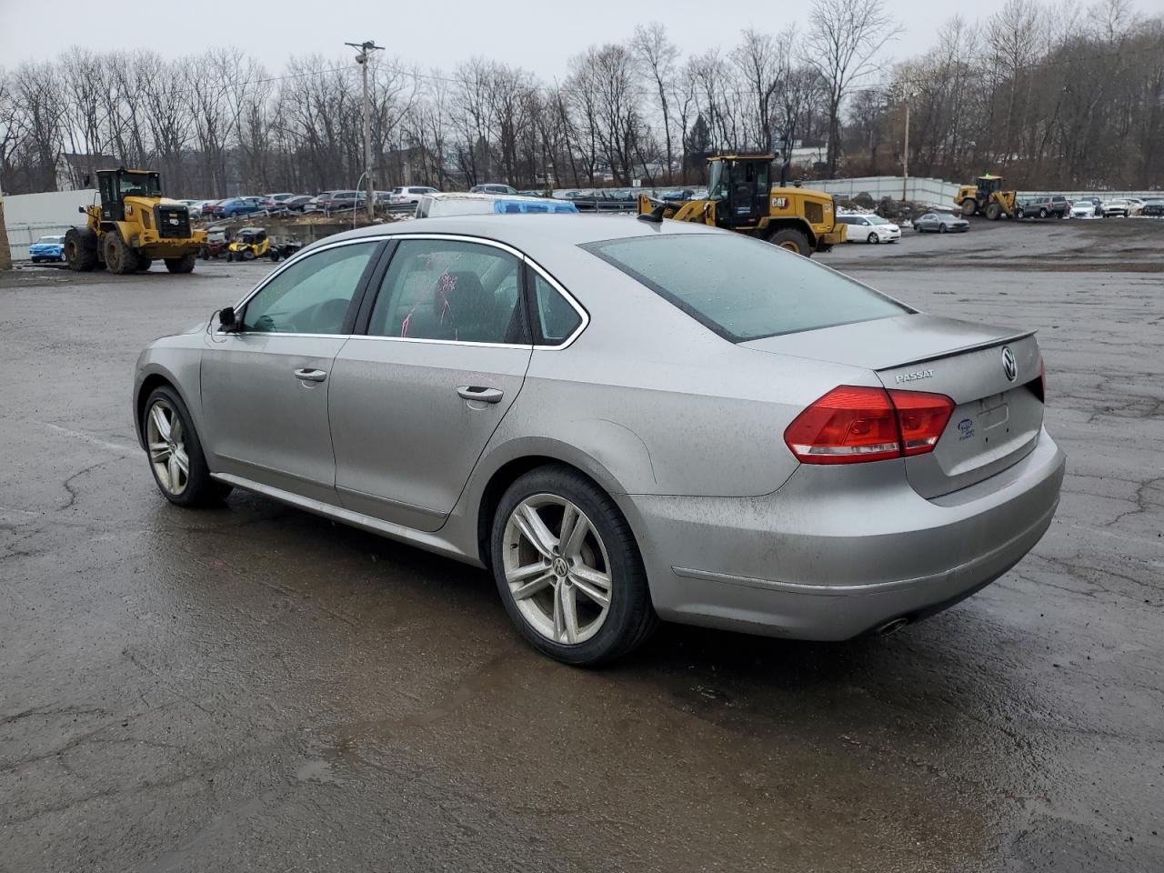 2014 Volkswagen Passat - Image 2