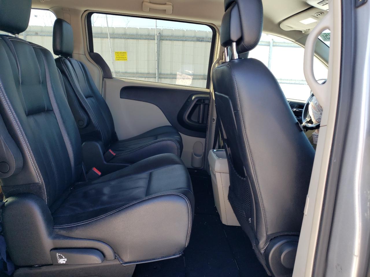 2014 Chrysler Town & Country - Image 11