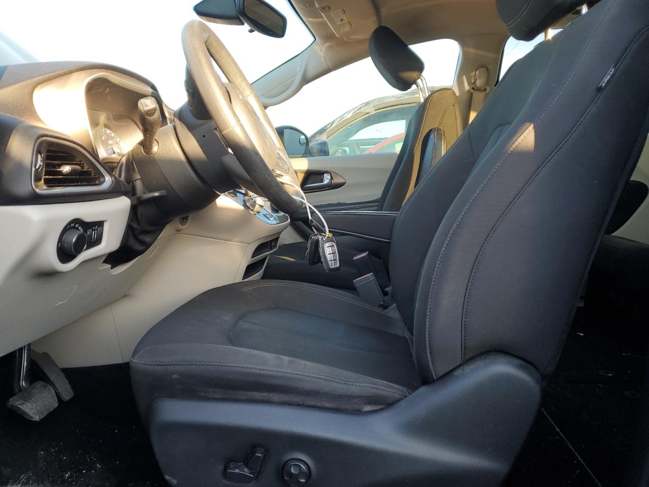 2017 Chrysler Pacifica - Image 7