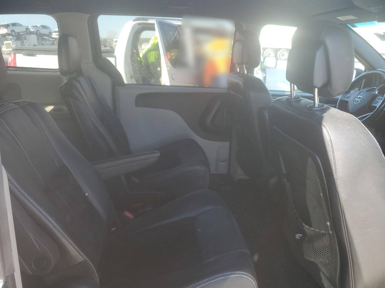 2017 Dodge Caravan - Image 11