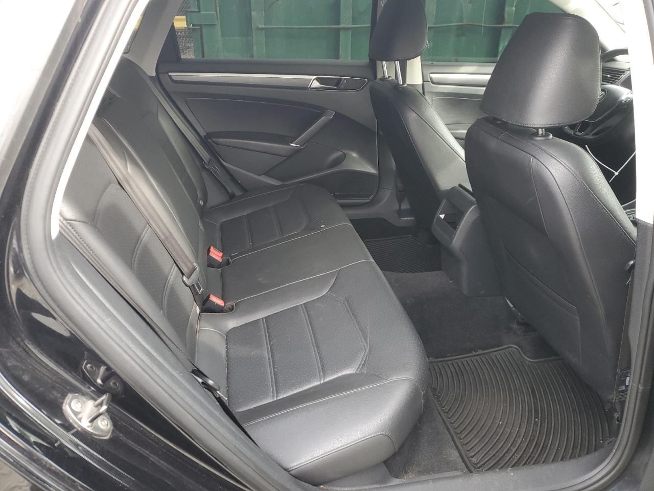 2017 Volkswagen Passat - Image 10