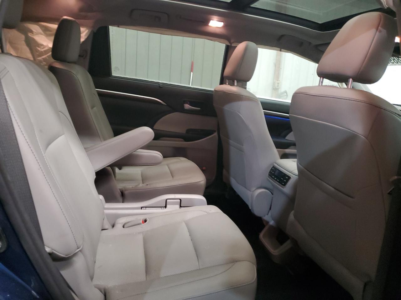 2015 Toyota Highlander - Image 12