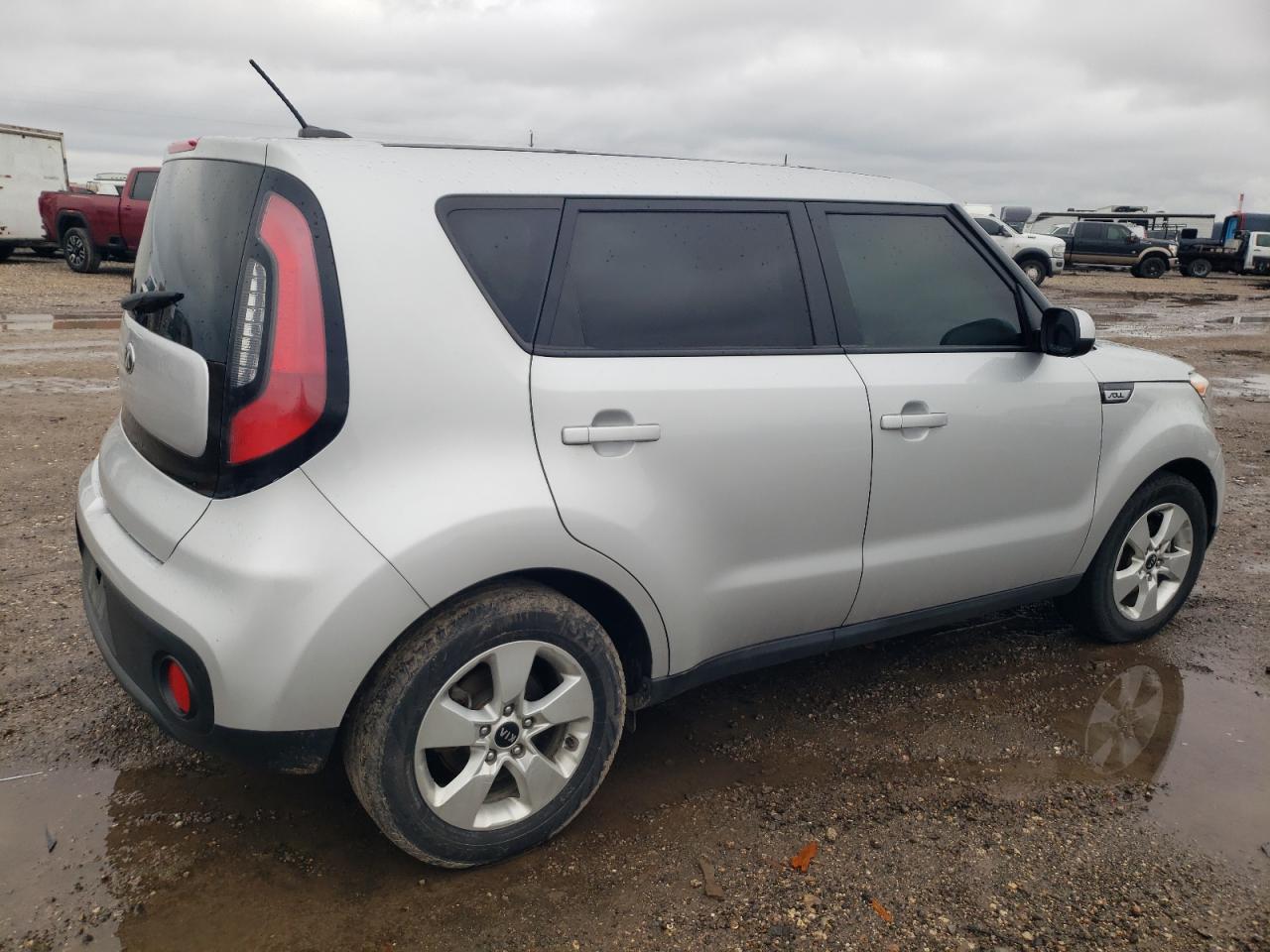 VIN KNDJN2A20J7546887 2018 KIA SOUL no.3